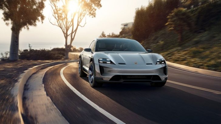 PORSCHE’DEN ELEKTRİKLİ CROSSOVER