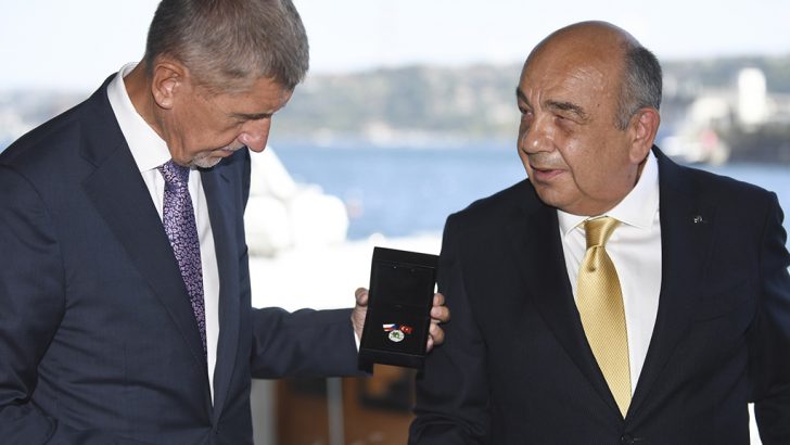 Çek liyakat madalyası Ahmet Yüce’ye verildi
