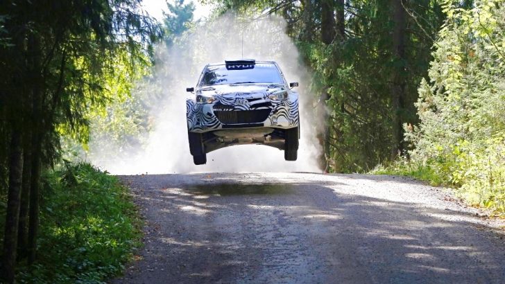 HYUNDAI i20 WRC ZORLU TESTLERİNE ASFALT VE ÇAKIL ÜZERİNDE DEVAM EDİYOR