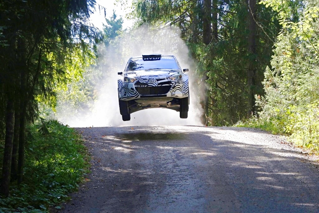 HYUNDAI i20 WRC ZORLU TESTLERİNE ASFALT VE ÇAKIL ÜZERİNDE DEVAM EDİYOR