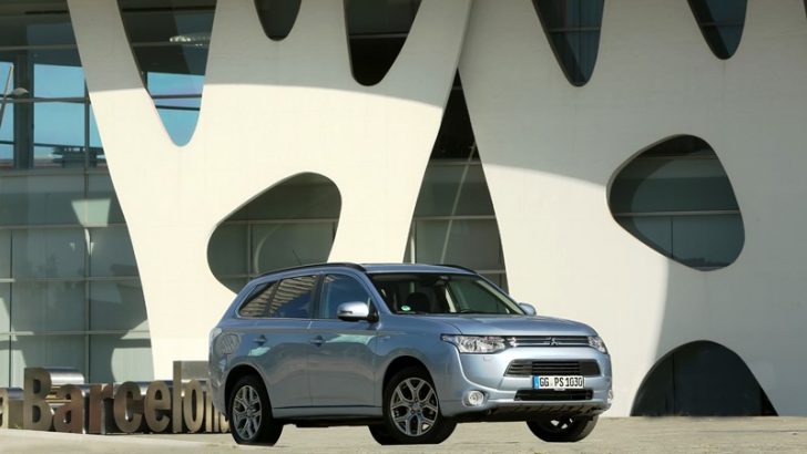 Dünyanın ilk plug-in hibrit 4×4 aracı olan Outlander PHEV
