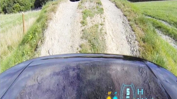 LAND ROVER DÜNYANIN İLK GÖRÜNMEZ ARAÇ TEKNOLOJİSİNİ TANITIYOR