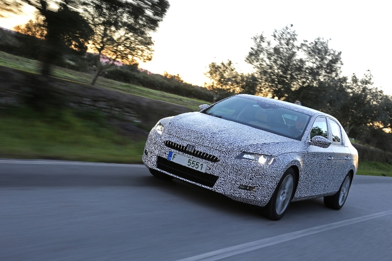 Yeni Skoda Superb ilk ipuçlarını verdi