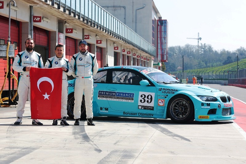 BORUSAN OTOMOTİV MOTORSPORT IMOLA PİSTİ’NDE  İSTİKLAL MARŞI’NI SÖYLEDİ