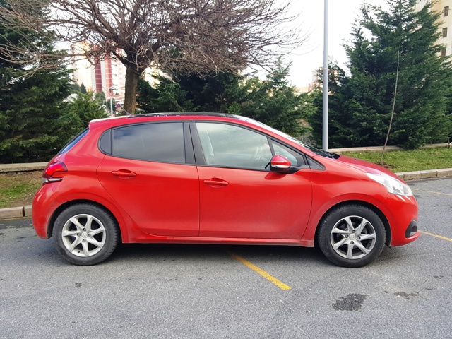 Peugeot 208 test2