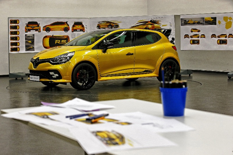 CLIO R.S. YENİLENİYOR