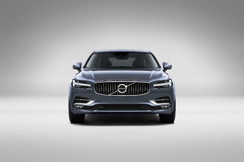 YENİ VOLVO S90’I  OTOMOBİL SEVERLERLE BULUŞTURUYOR