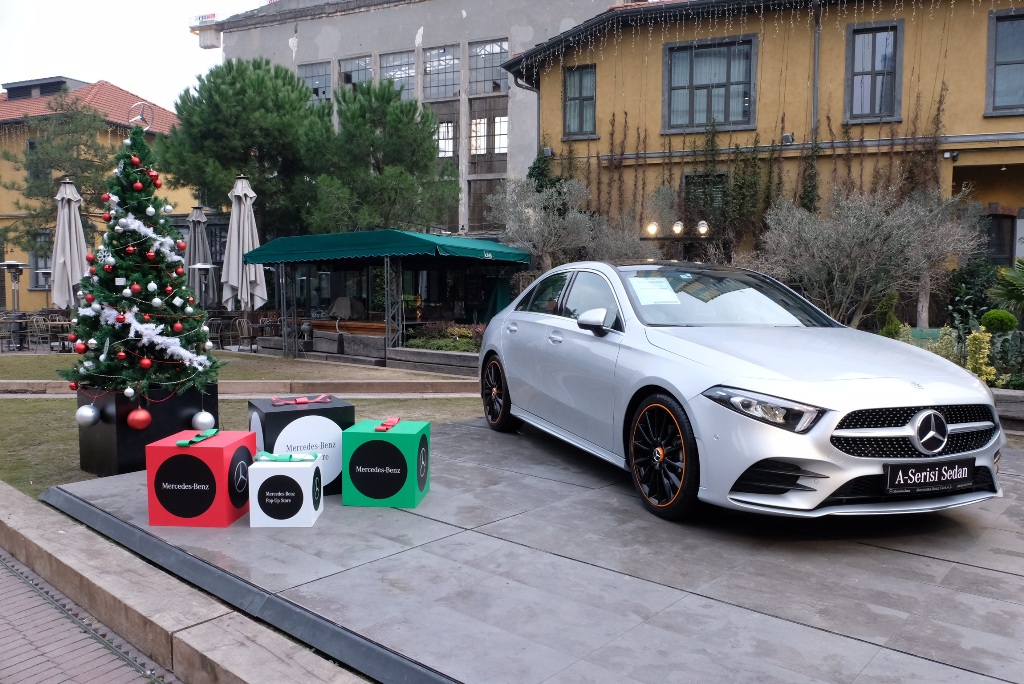 Mercedes-Benz Pop-Up Box,  Yılbaşı Konseptiyle İstanbul Bomontiada’da
