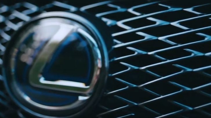 Lexus kendi kendini şarj eden hibrit teknolojisiyle #evdekal mesajı veriyor