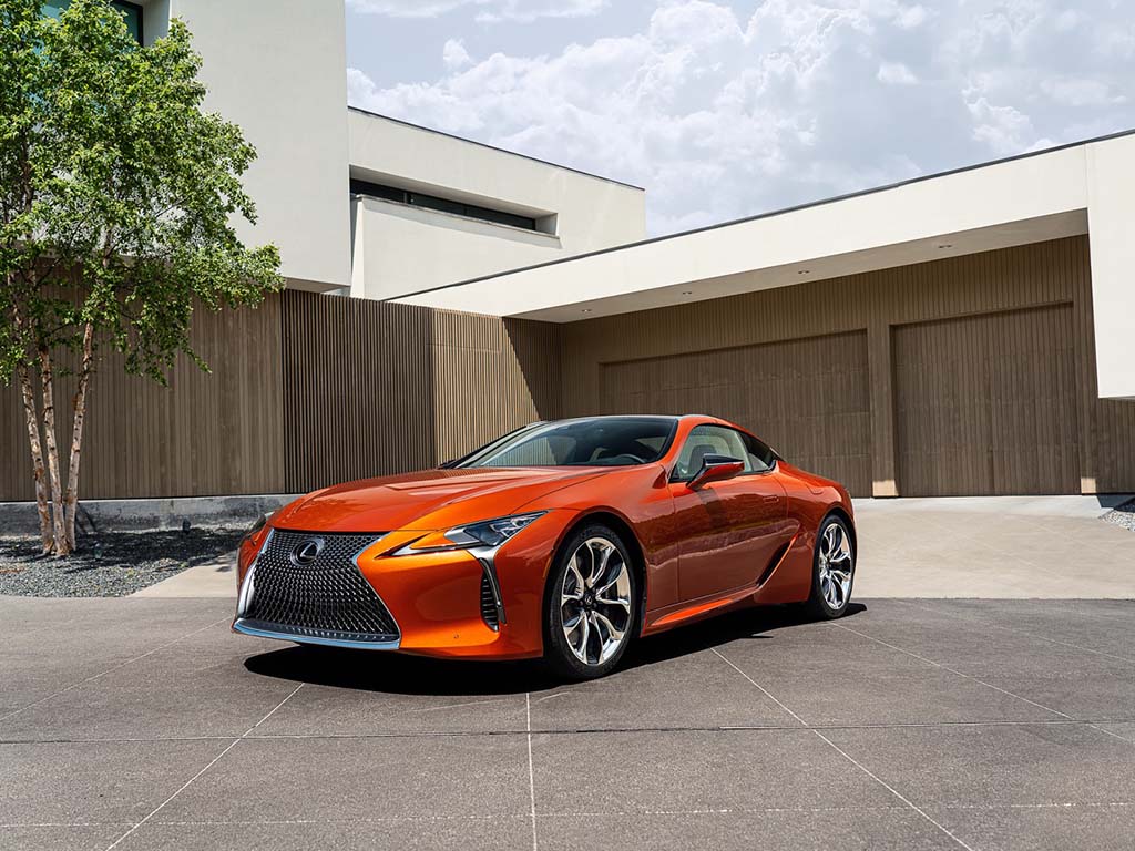 Lexus LC yeni rengiyle daha da büyüleyici