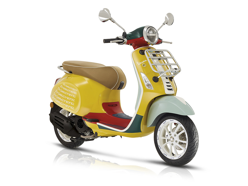 Şehrin sokaklarına yeni bir ikon geldi: Vespa Primera Sean Wotherspoon