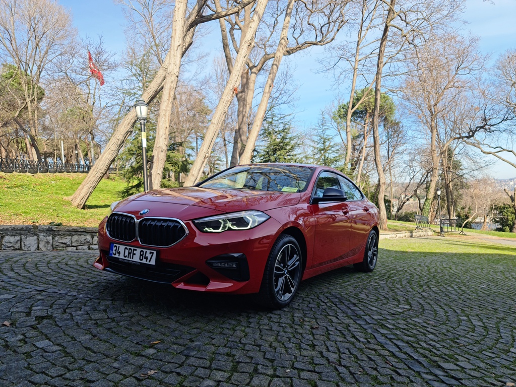 Coupe tadında sedan