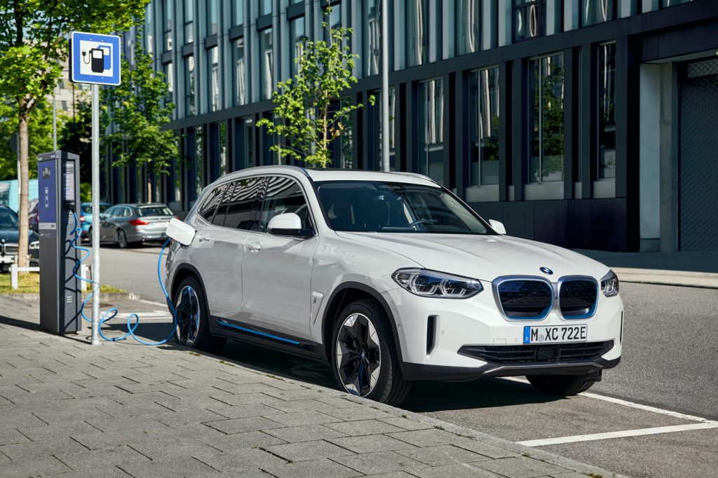 Yeni BMW iX3 showroomlarda yerini aldı