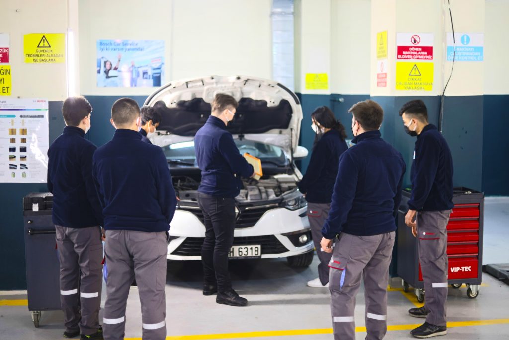 Bosch Car Service, ilk defa bir okulda hizmet veriyor