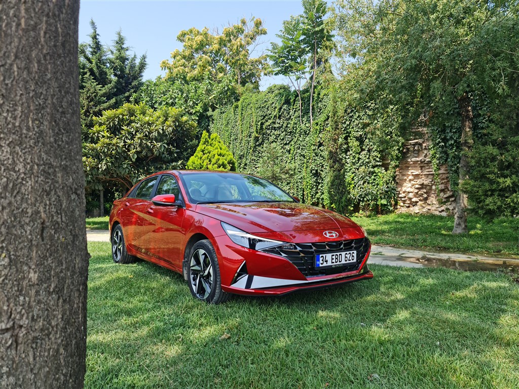 Hyundai Elantra’ya Sporcu Kıyafeti