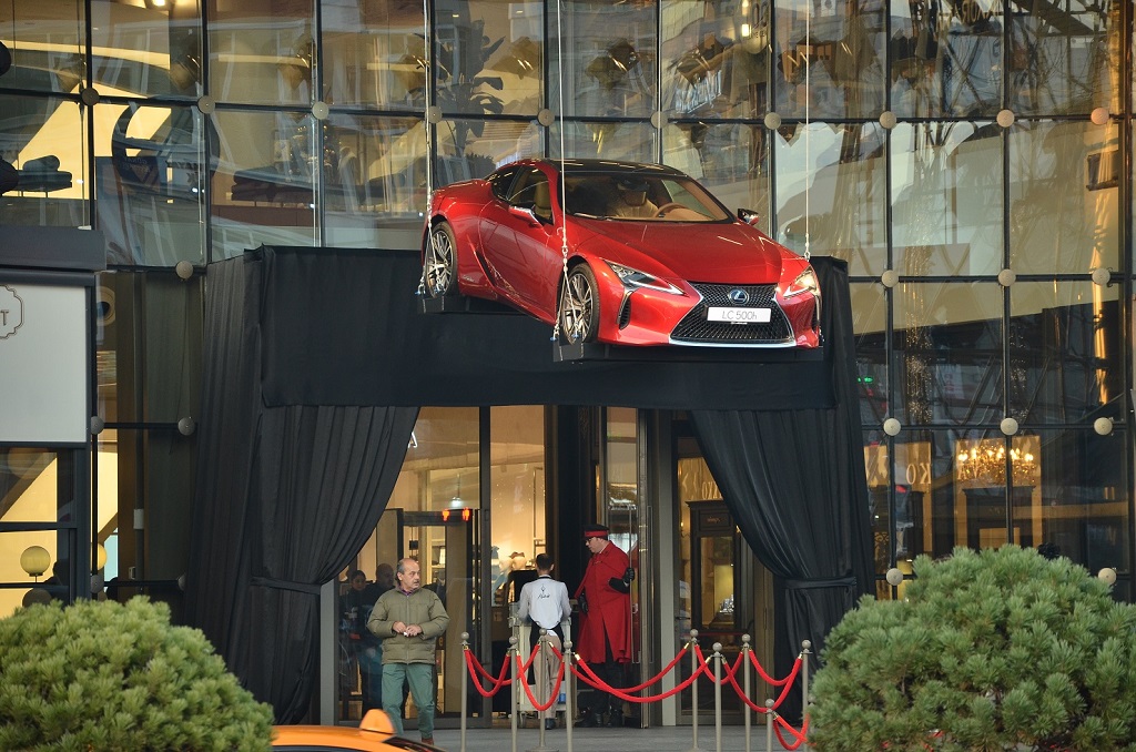 Lexus Zirvede Uçan Otomobil Sergilemesiyle “En İyi Stant ve Etkinlik Alanı Tasarımı” Ödülü Aldı.