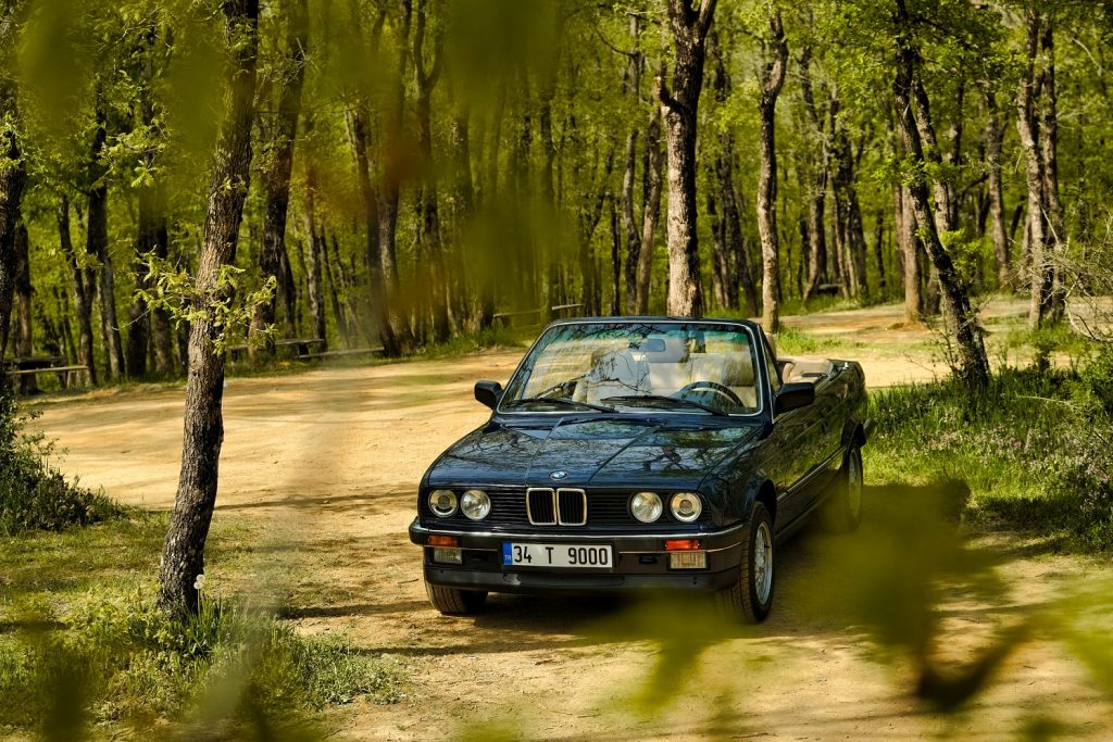 30 Yıl Sonra İlk Günkü Heyecan: Şevval Sam, Aile Yadigarı BMW’sine Yeniden Kavuştu