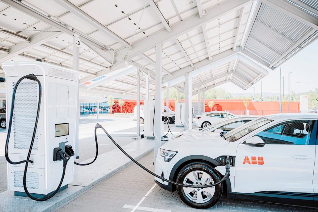 ABB E-mobility, İtalya’daki en büyük DC hızlı şarj cihazı üretim tesisini açtı