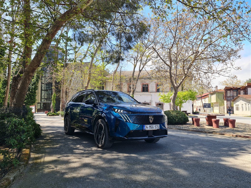 Peugeot e-5008: Elektrikli SUV Dünyasında Yeni Bir Oyuncu