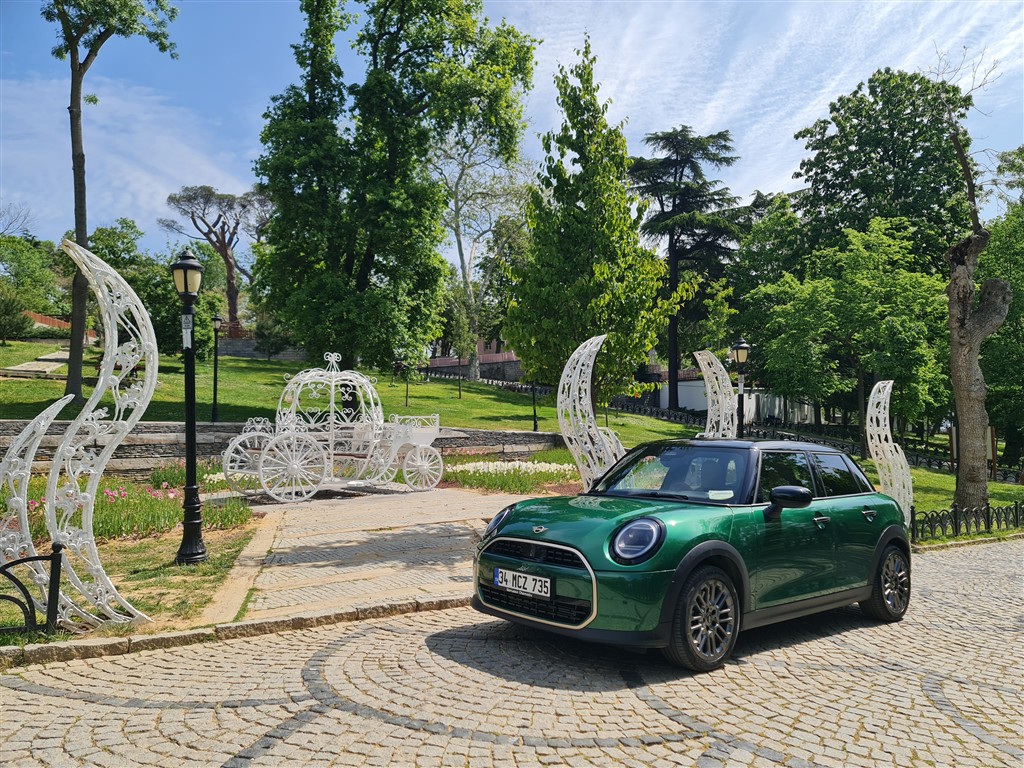 Mini Yeni Cooper 5 Kapı : Efsane, Pratiklikle Buluşunca