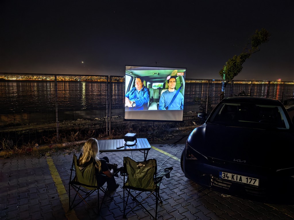Açık Havada Sinema Keyfi : Epson EF-22B Ev Sineması Projeksiyonu